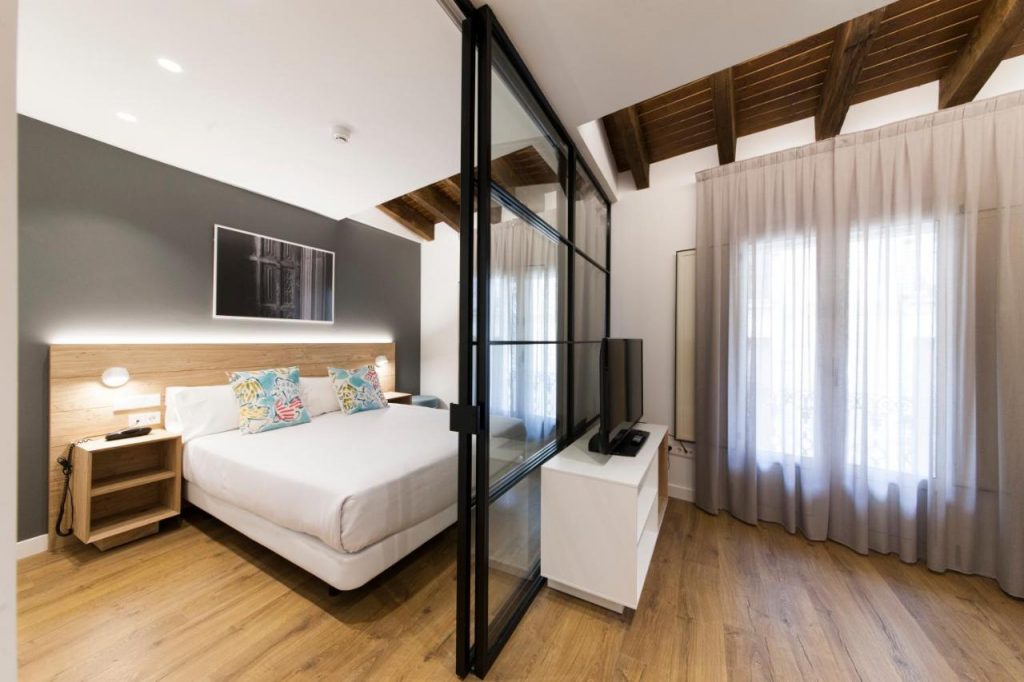 Antique Pamplona Tres Reyes Apartments | Pamplona, Navarra