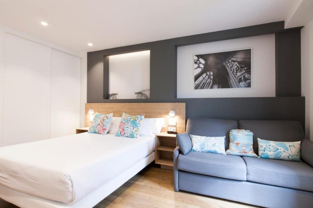 Antique Pamplona Tres Reyes Apartments | Pamplona, Navarra